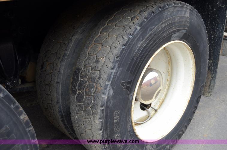 image for item 6041 2006 Freightliner M2 106 medium duty rollback truck