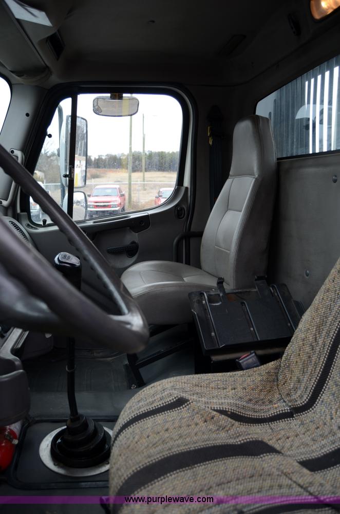 image for item 6041 2006 Freightliner M2 106 medium duty rollback truck