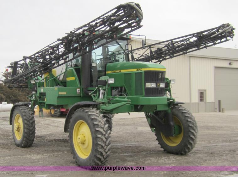 image for item 1600 1999 John Deere 4700 self-propelled sprayer