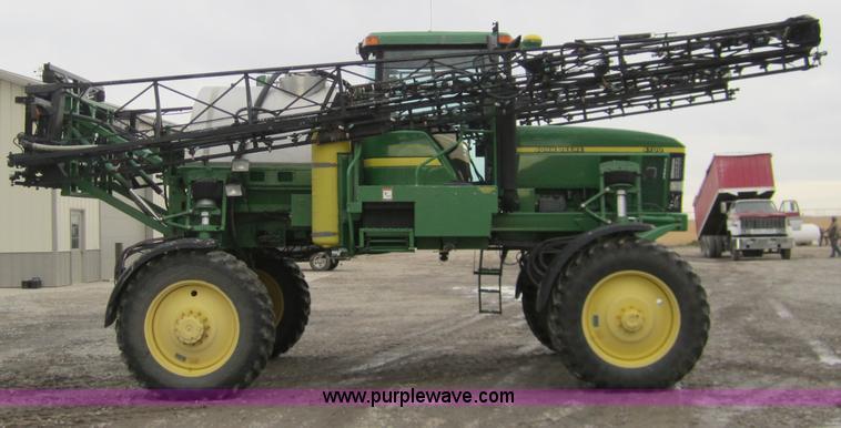image for item 1600 1999 John Deere 4700 self-propelled sprayer