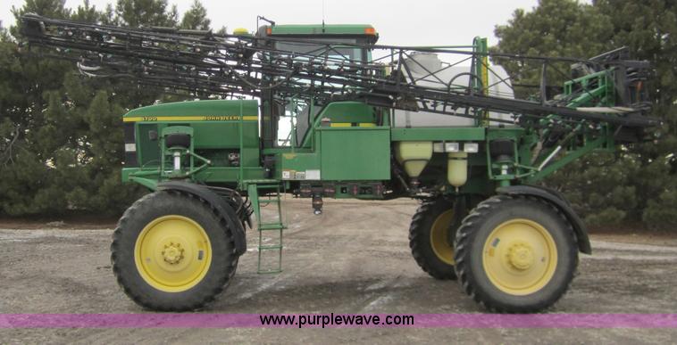 image for item 1600 1999 John Deere 4700 self-propelled sprayer