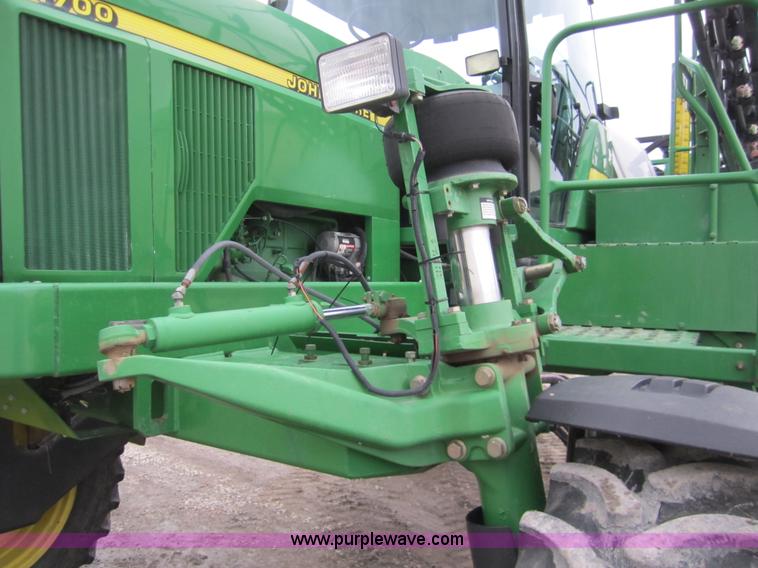 image for item 1600 1999 John Deere 4700 self-propelled sprayer
