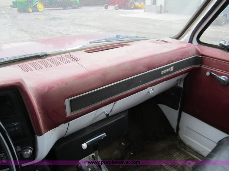 image for item 1601 1981 GMC grain truck