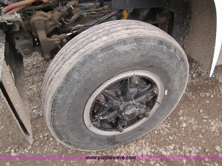 image for item 1601 1981 GMC grain truck