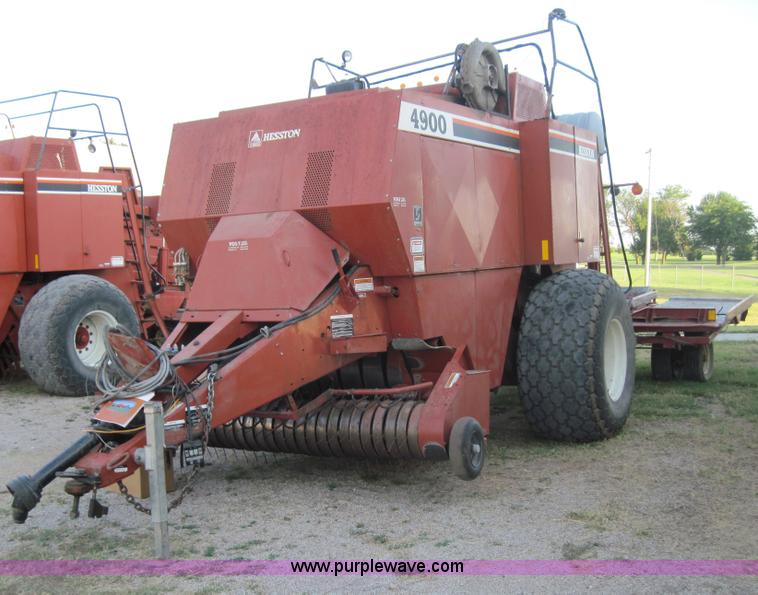 image for item 3020 Hesston 4900 4' x 4' square baler