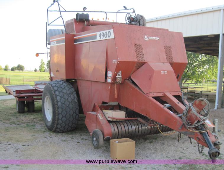 image for item 3020 Hesston 4900 4' x 4' square baler