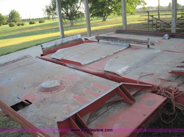 image for item 3020 Hesston 4900 4' x 4' square baler