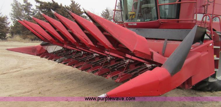 image for item 3200 1989 Case 1083 eight row corn head