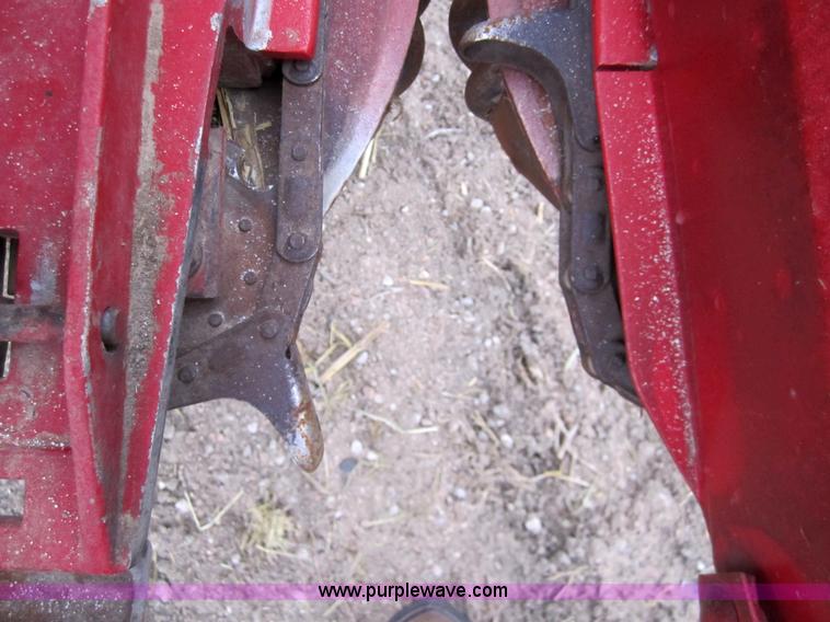 image for item 3200 1989 Case 1083 eight row corn head