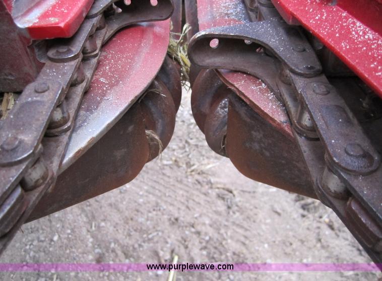 image for item 3200 1989 Case 1083 eight row corn head