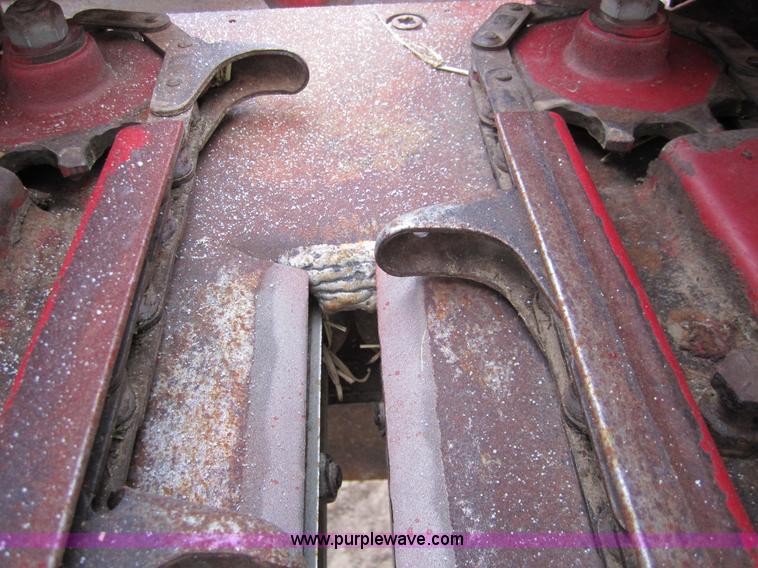 image for item 3200 1989 Case 1083 eight row corn head