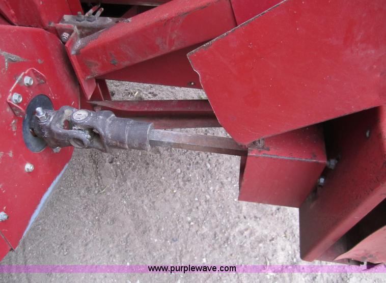 image for item 3200 1989 Case 1083 eight row corn head
