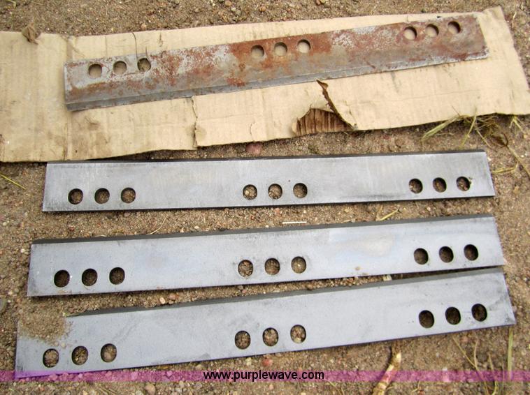 image for item 3200 1989 Case 1083 eight row corn head