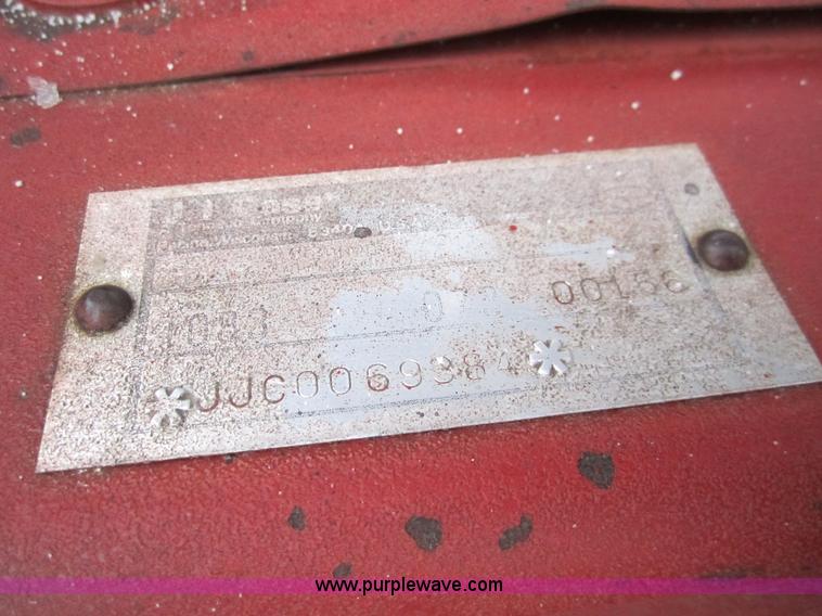 image for item 3200 1989 Case 1083 eight row corn head