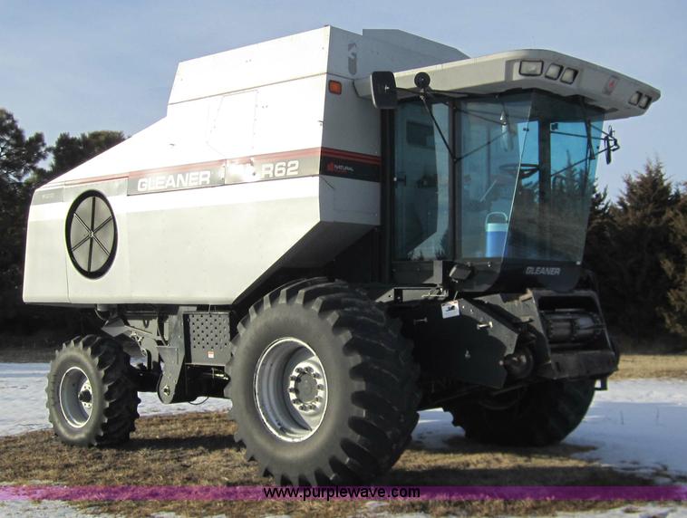 image for item 3284 1999 Gleaner R62 combine