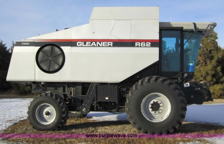 image for item 3284 1999 Gleaner R62 combine