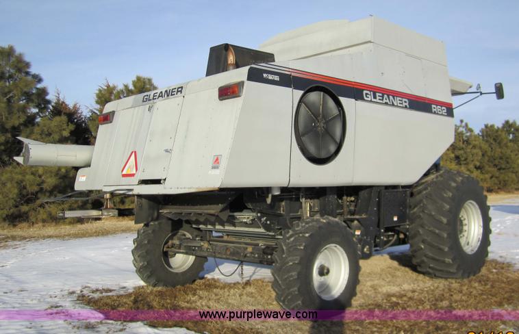 image for item 3284 1999 Gleaner R62 combine