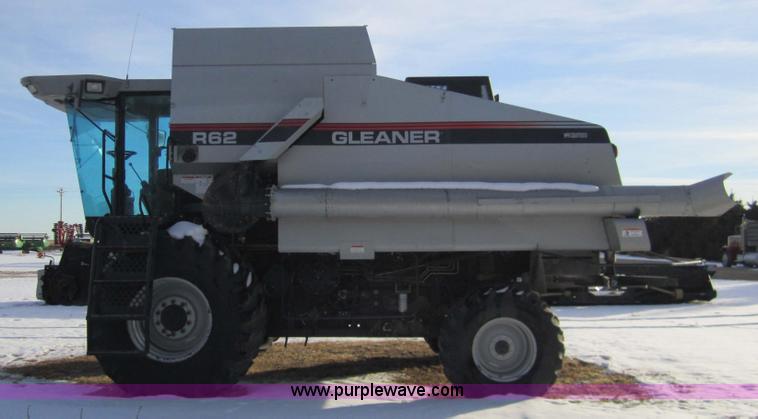image for item 3284 1999 Gleaner R62 combine