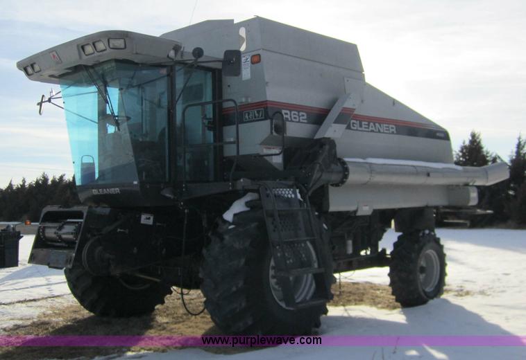 image for item 3284 1999 Gleaner R62 combine