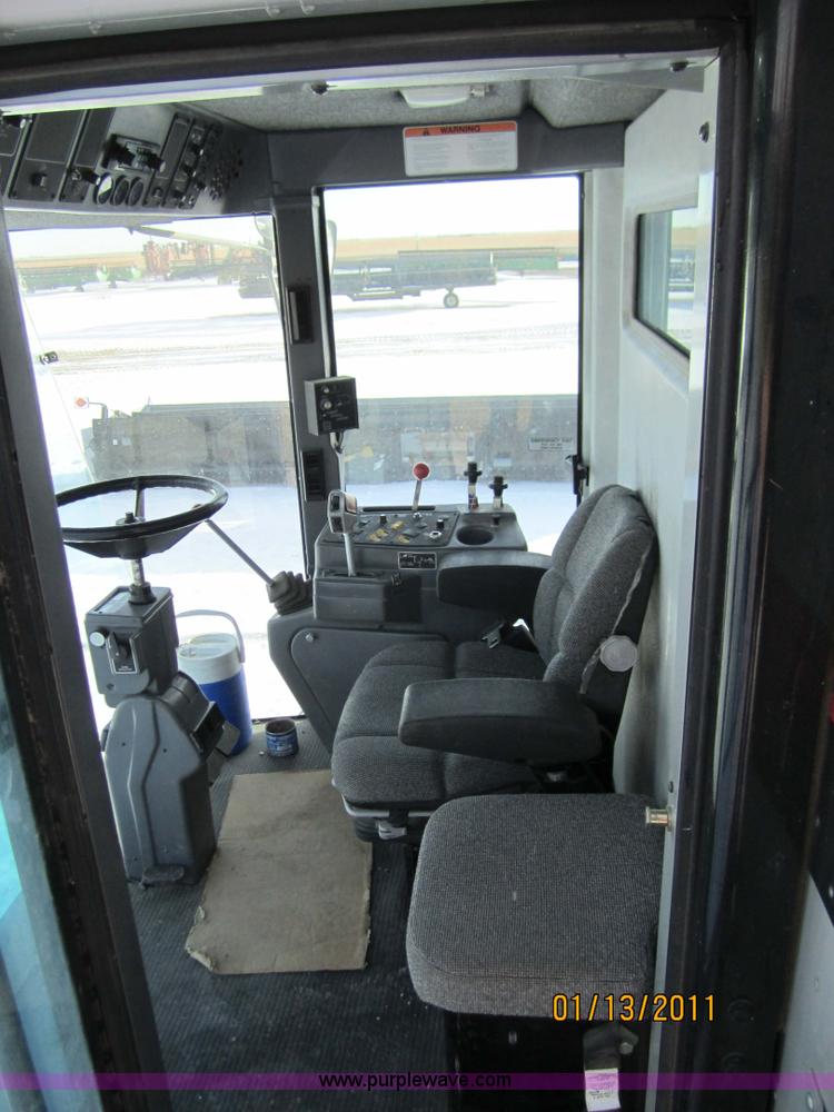 image for item 3284 1999 Gleaner R62 combine