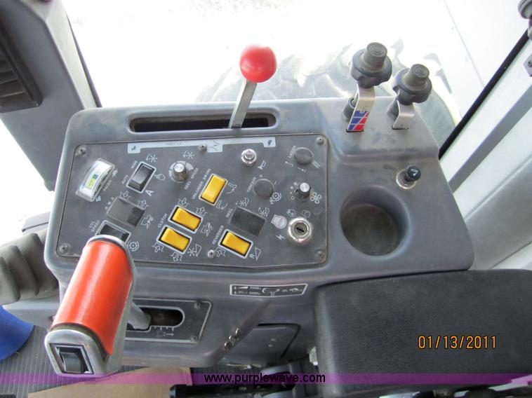 image for item 3284 1999 Gleaner R62 combine