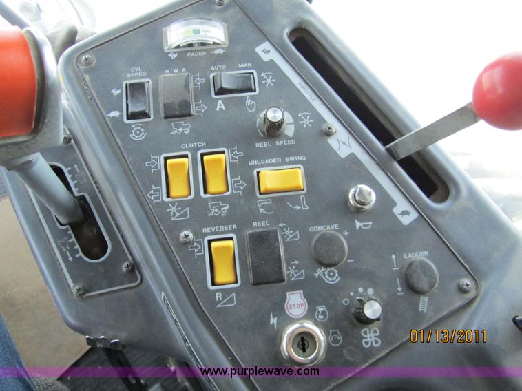 image for item 3284 1999 Gleaner R62 combine