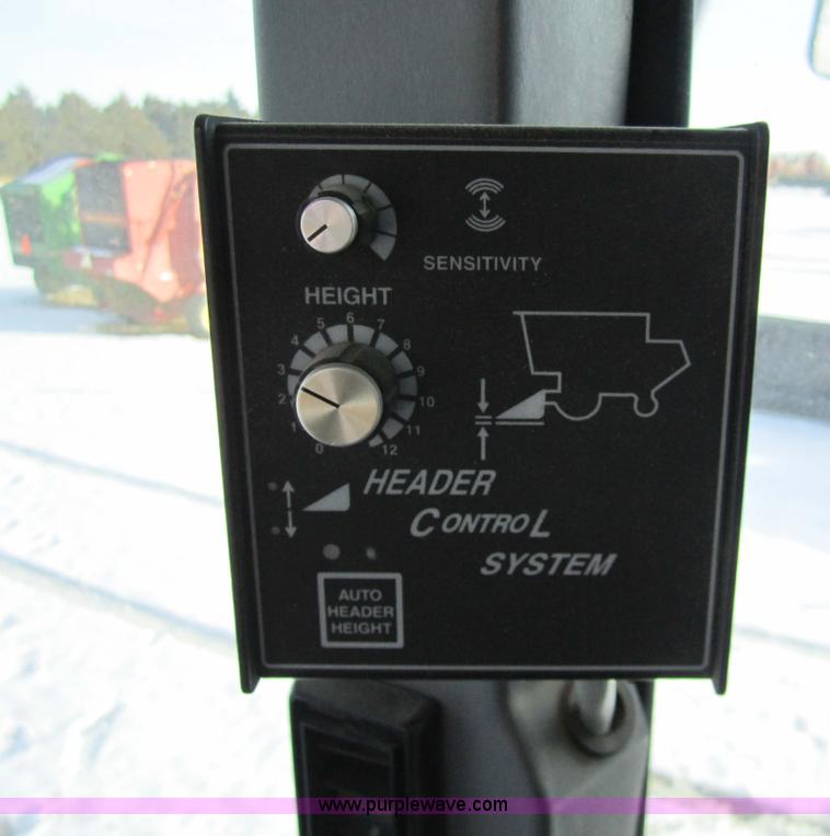 image for item 3284 1999 Gleaner R62 combine