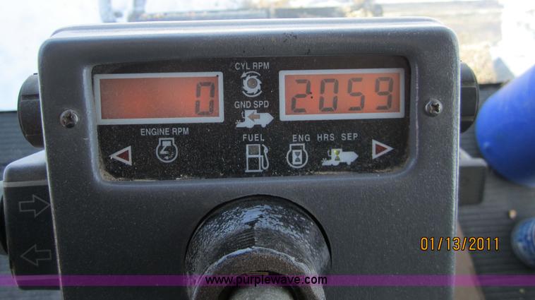 image for item 3284 1999 Gleaner R62 combine