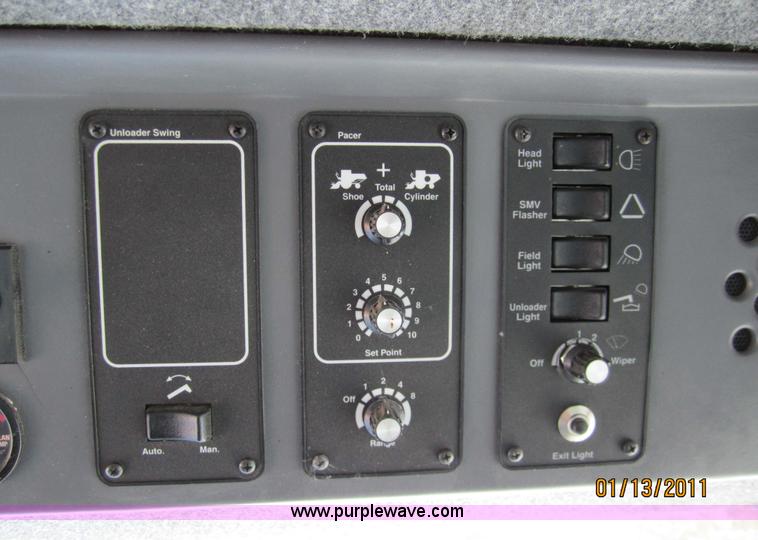 image for item 3284 1999 Gleaner R62 combine