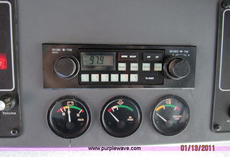 image for item 3284 1999 Gleaner R62 combine