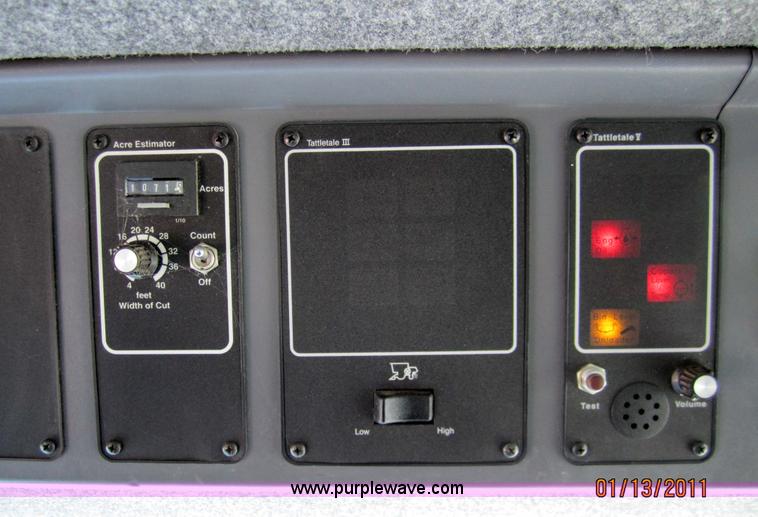 image for item 3284 1999 Gleaner R62 combine