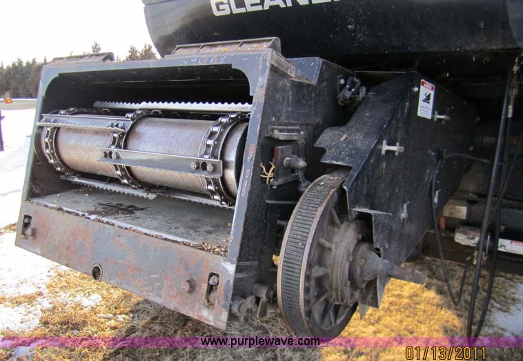 image for item 3284 1999 Gleaner R62 combine