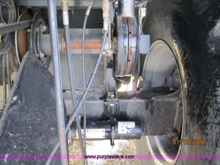 image for item 3284 1999 Gleaner R62 combine