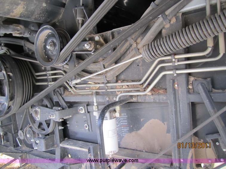 image for item 3284 1999 Gleaner R62 combine