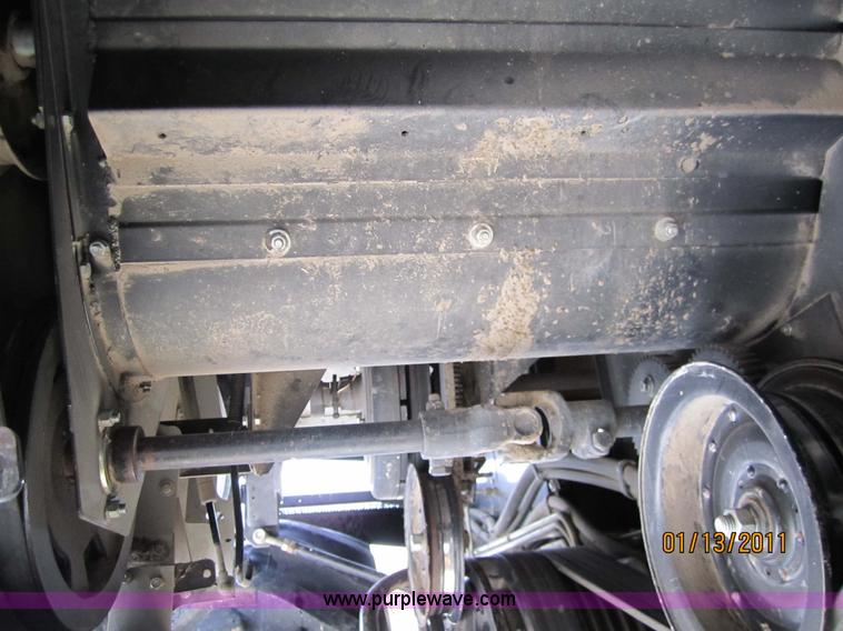 image for item 3284 1999 Gleaner R62 combine