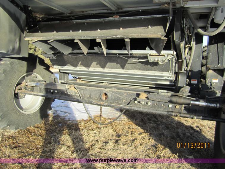 image for item 3284 1999 Gleaner R62 combine