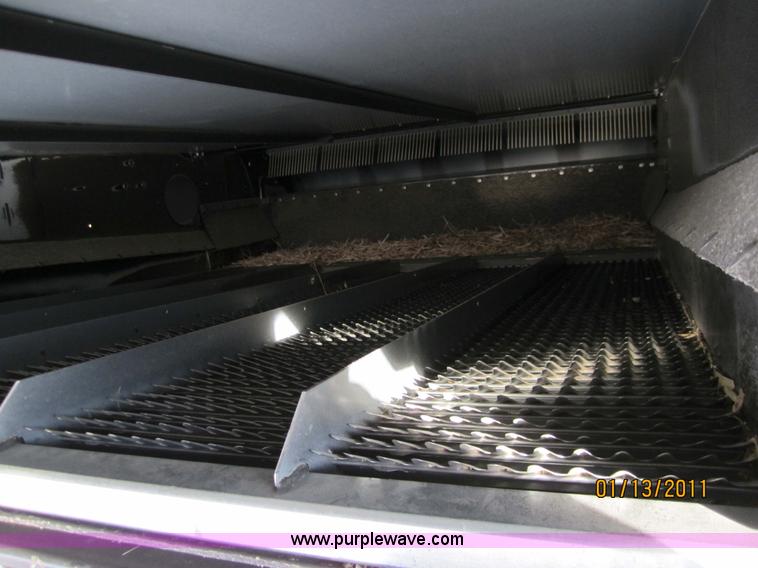 image for item 3284 1999 Gleaner R62 combine