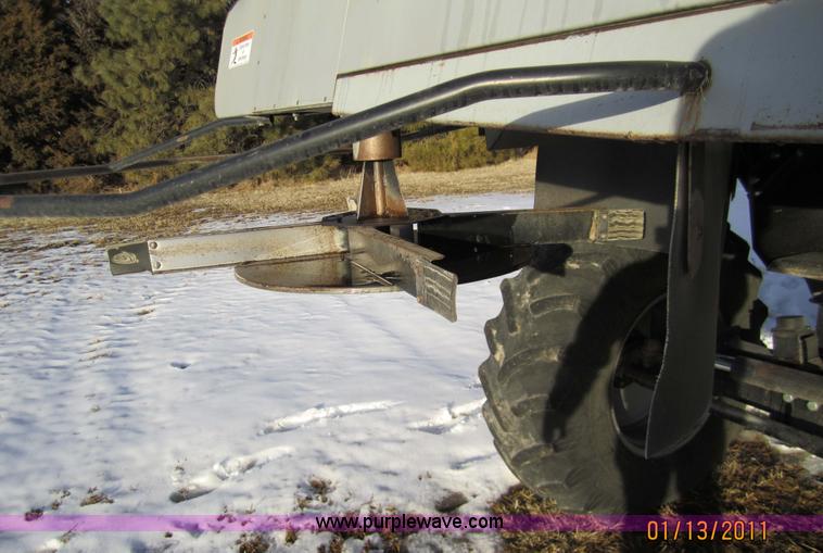 image for item 3284 1999 Gleaner R62 combine