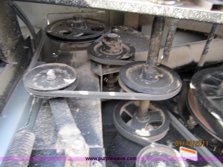 image for item 3284 1999 Gleaner R62 combine