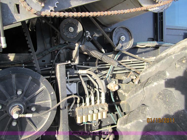 image for item 3284 1999 Gleaner R62 combine