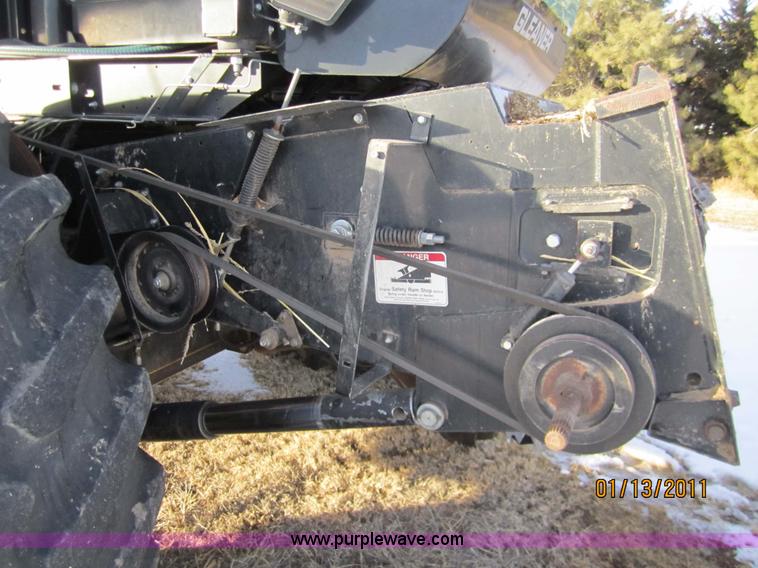 image for item 3284 1999 Gleaner R62 combine