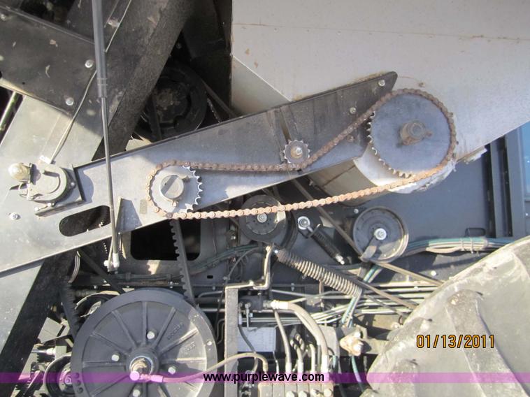 image for item 3284 1999 Gleaner R62 combine