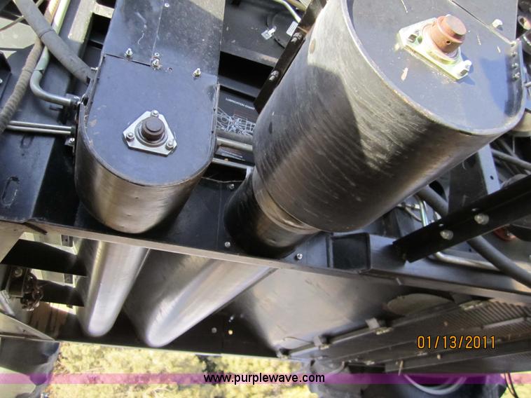 image for item 3284 1999 Gleaner R62 combine