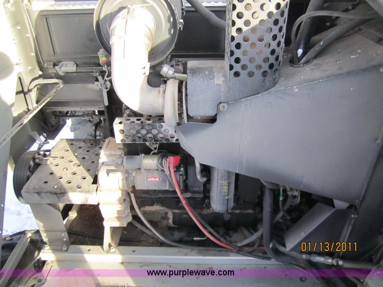 image for item 3284 1999 Gleaner R62 combine