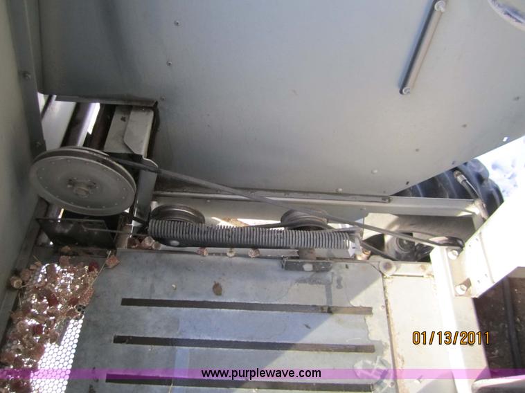 image for item 3284 1999 Gleaner R62 combine