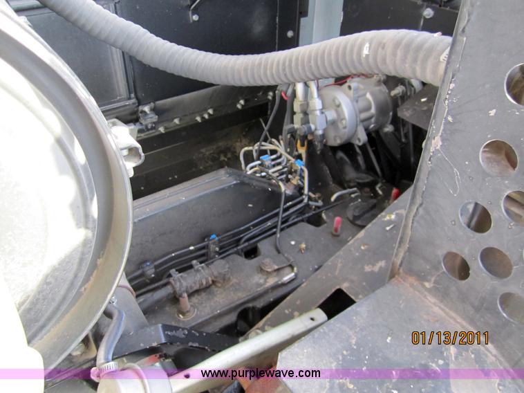 image for item 3284 1999 Gleaner R62 combine