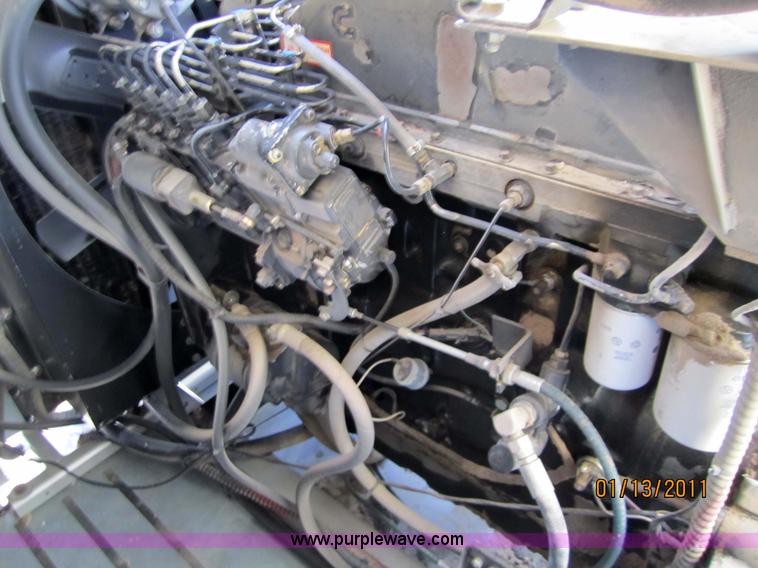 image for item 3284 1999 Gleaner R62 combine