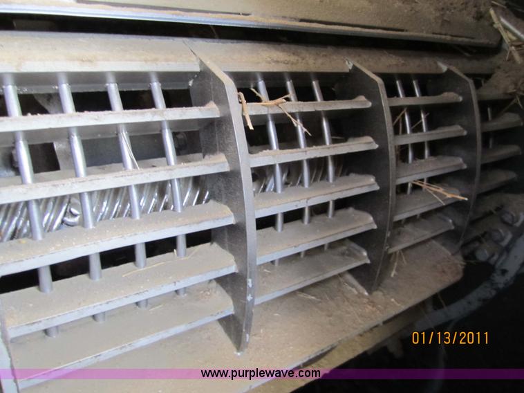 image for item 3284 1999 Gleaner R62 combine