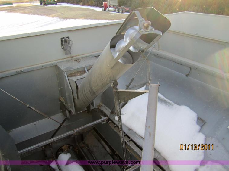 image for item 3284 1999 Gleaner R62 combine