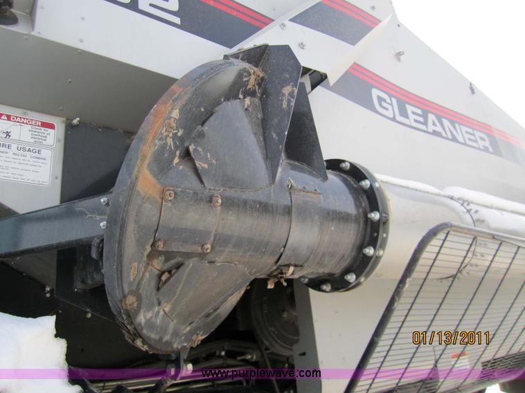 image for item 3284 1999 Gleaner R62 combine